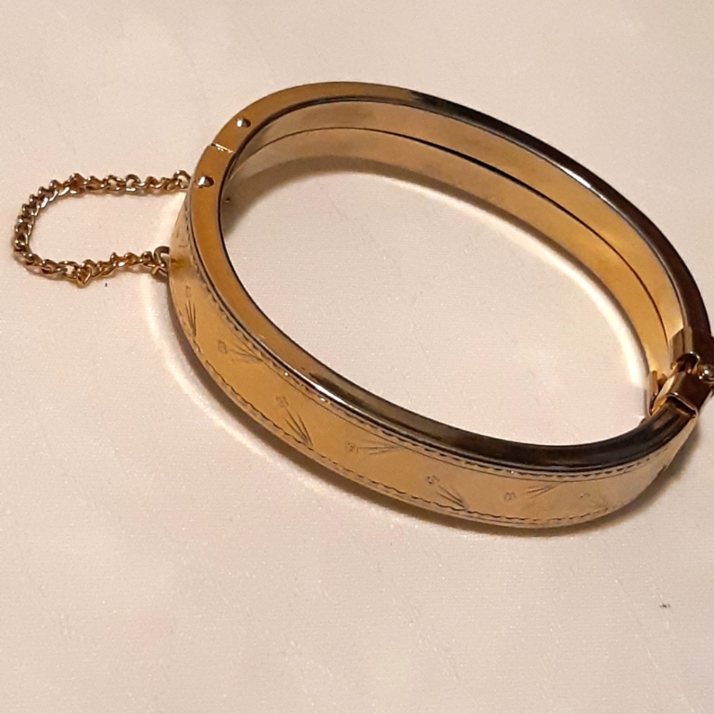 Vintage Clamp Bracelet With Safety Chain Lock, Gold Tone Megerments are in photo